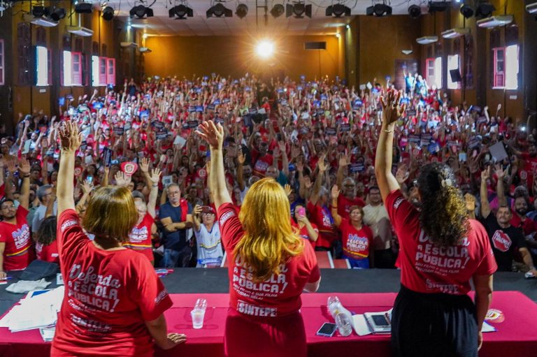 Após meses de pressão, professores de Pernambuco conseguem aumento salarial junto a Raquel Lyra