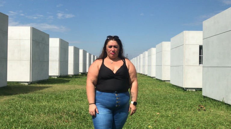 Após um ano das enchentes, famílias abrigadas em Canoas são transferidas para casas provisórias