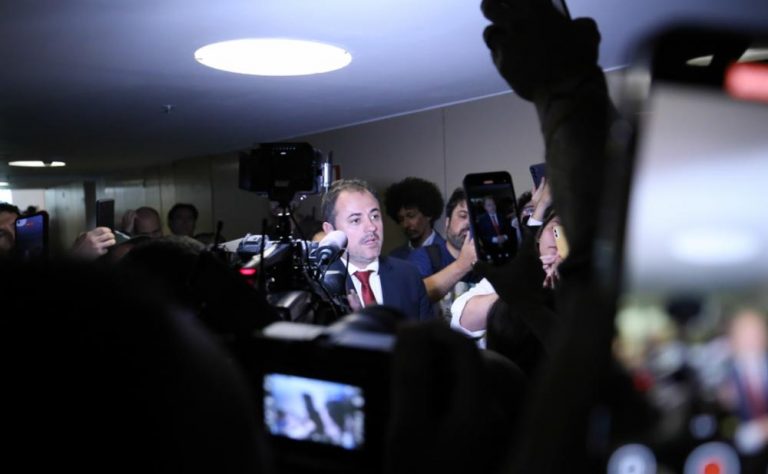 Em reunião tensa, Conselho de Ética da Câmara aprova cassação de Glauber Braga