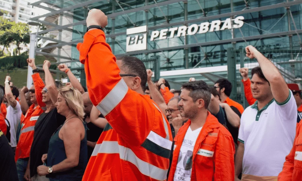 Trabalhadores cobram reajustes salariais e questionam redução de postos de trabalho