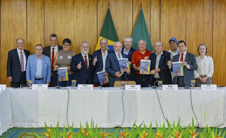 Centrais se reúnem com Lula e cobram mais empenho do governo na pauta dos trabalhadores