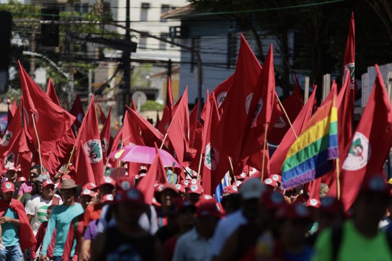 Protesto no Recife pede fim da escala 6x1, redução da jornada de 44h e isenção de IR até R$5mil