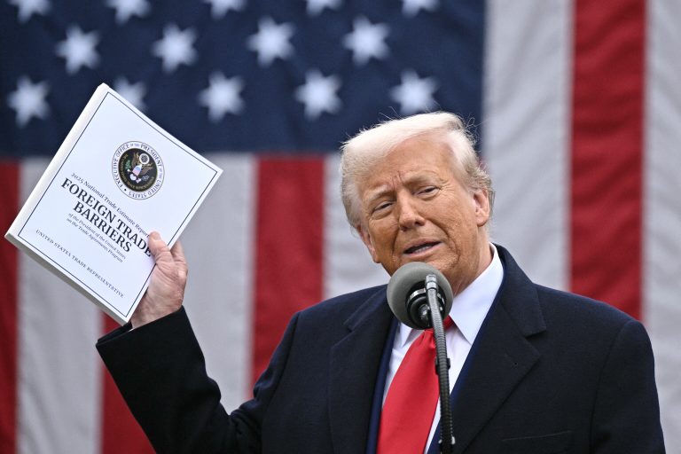 Trump anuncia tarifaço: EUA vão cobrar 10% em cima de produtos brasileiros