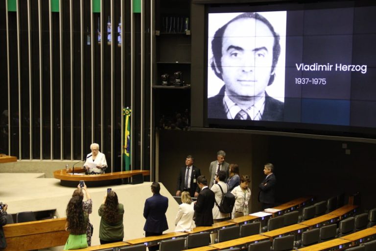 Deputados e familiares de mortos na ditadura criticam anistia para bolsonaristas