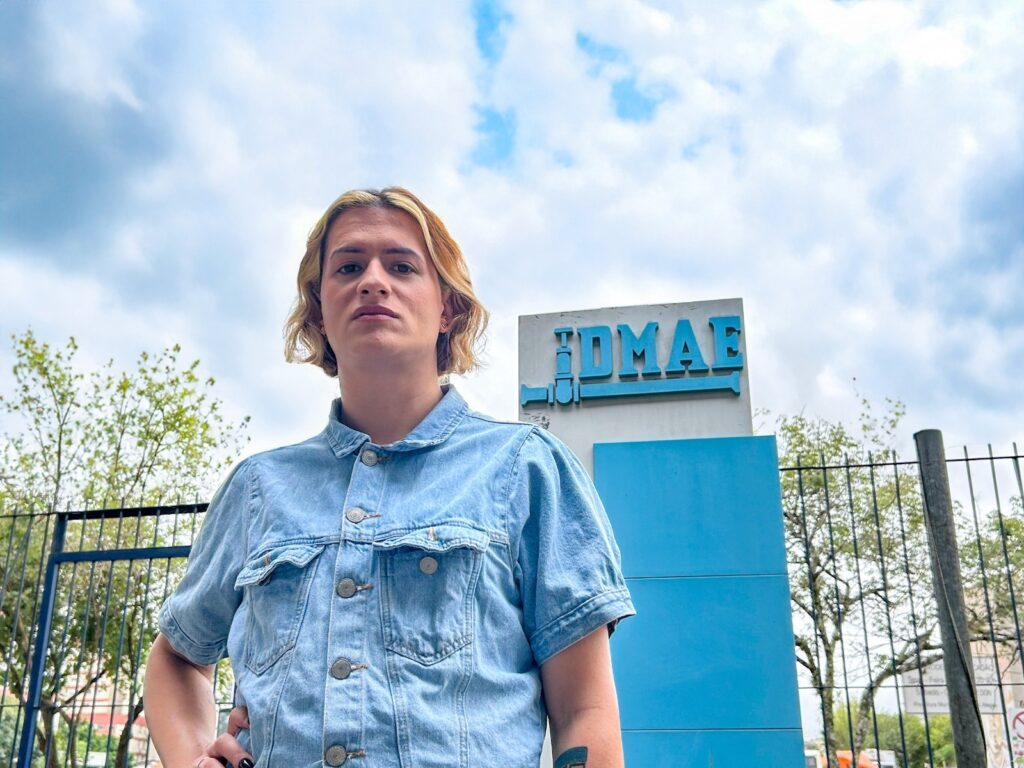 vereadora de Porto Alegre Natasha Ferreira (PT) em frente de estação do Dmae