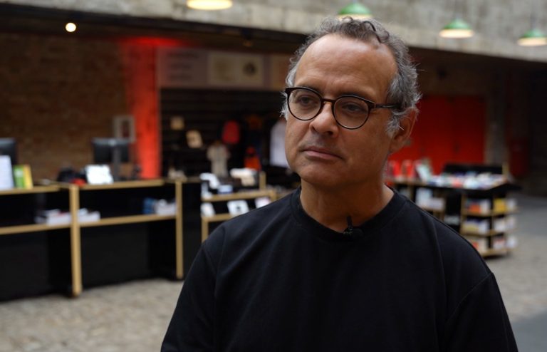 Vijay Prashad propõe criação de cartilha para ajudar primeiros passos de governos progressistas
