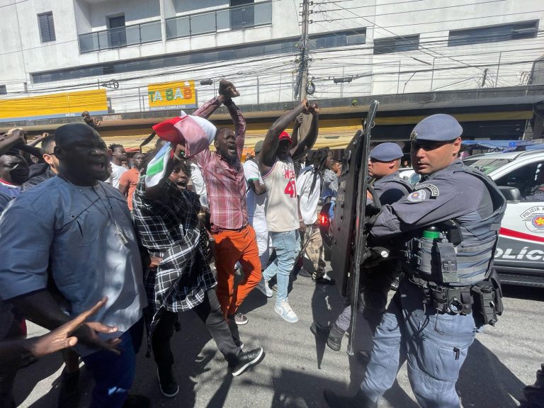 Aos gritos de 'PM assassina', protesto contra morte de senegalês é reprimido com bombas em SP