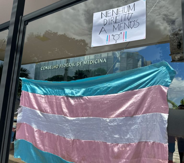 Brasília tem protesto contra resolução ‘transfóbica’ e ‘autoritária’ do CFM
