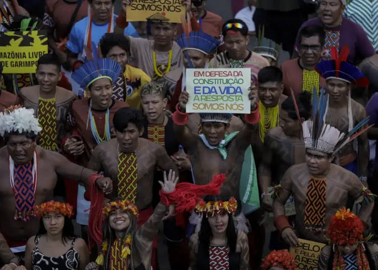 Marcha com povos indígenas.