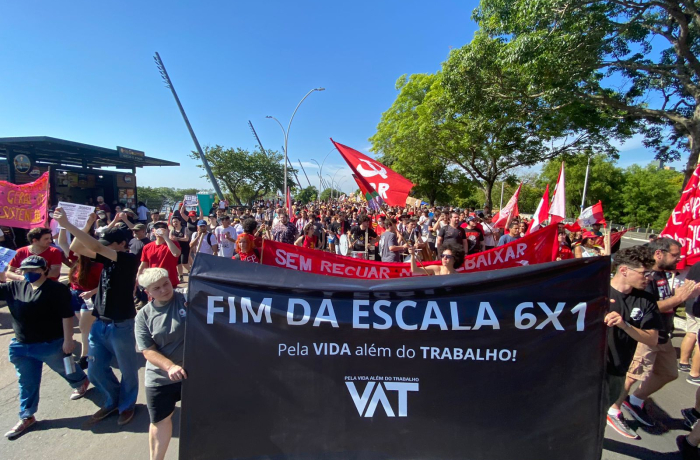Manifestantes com faixa pelo fim da escala 6x1