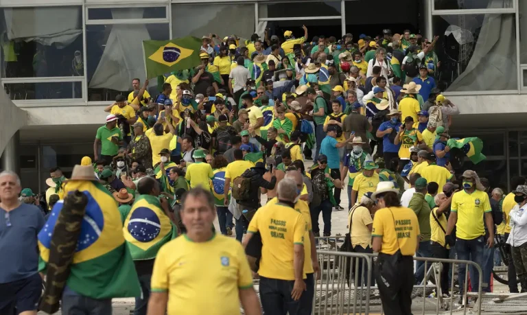 Extrema direita salta de punitivismo brutal a defesa de ‘direitos humanos’, aponta historiadora
