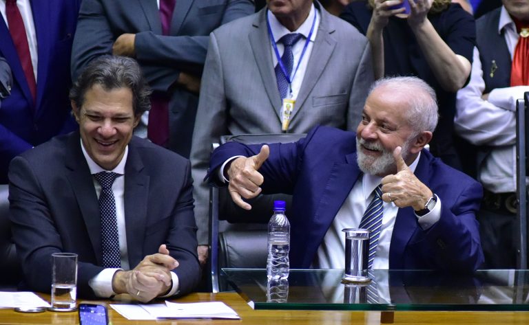 76% dos brasileiros apoiam imposto mínimo para mais ricos, aponta Datafolha