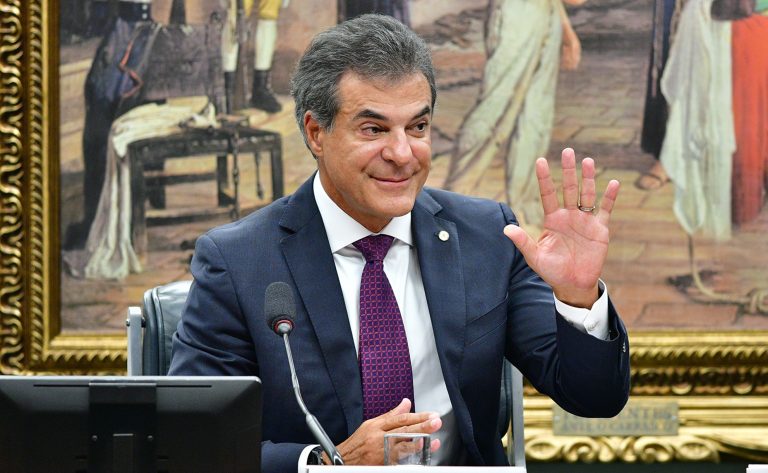 Beto Richa (PSDB) e mais oito deputados paranaenses assinam urgência do PL da Impunidade