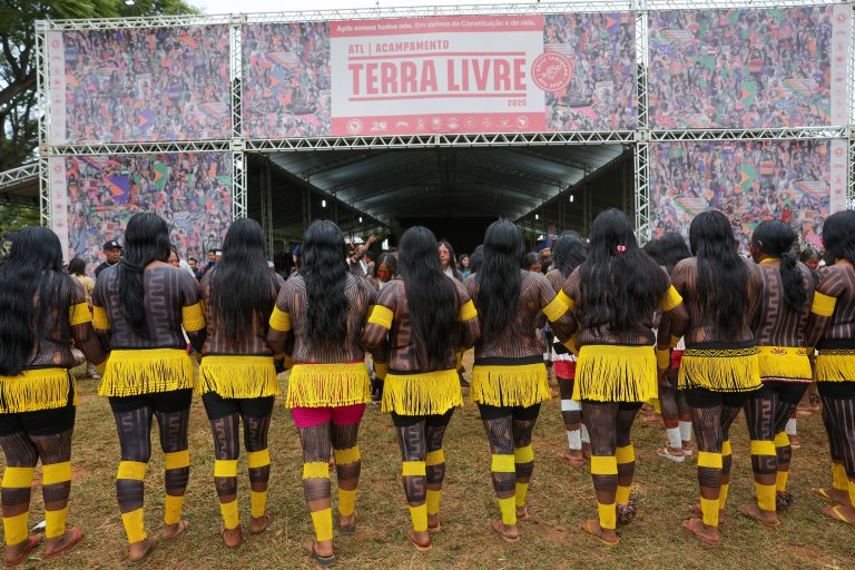 Mais de 6 mil indígenas participam do Acampamento Terra Livre em Brasília 