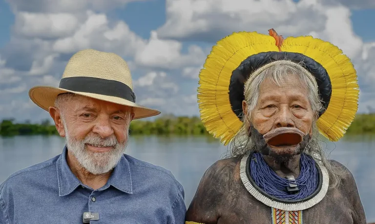 Cacique Raoni recebe medalha de Lula e alerta sobre exploração de petróleo na Margem Equatorial