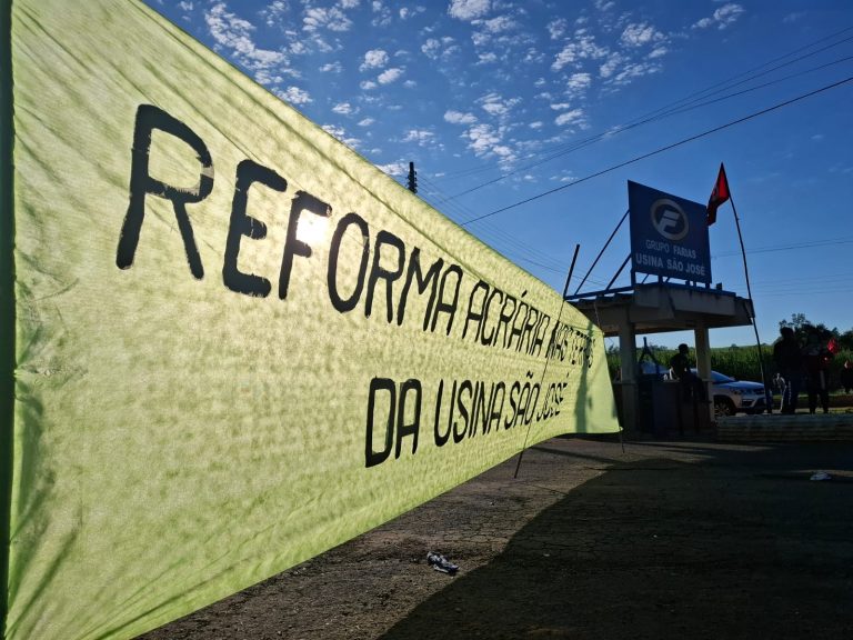 Com bombas, PM de SP reprime ocupação do MST em usina responsável por morte de 235 mil peixes