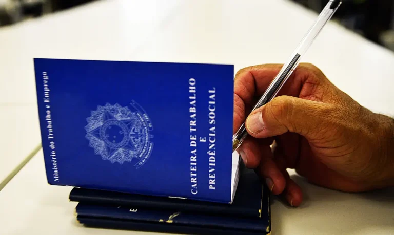 Desemprego cai, trabalho com carteira assinada bate recorde e informalidade recua