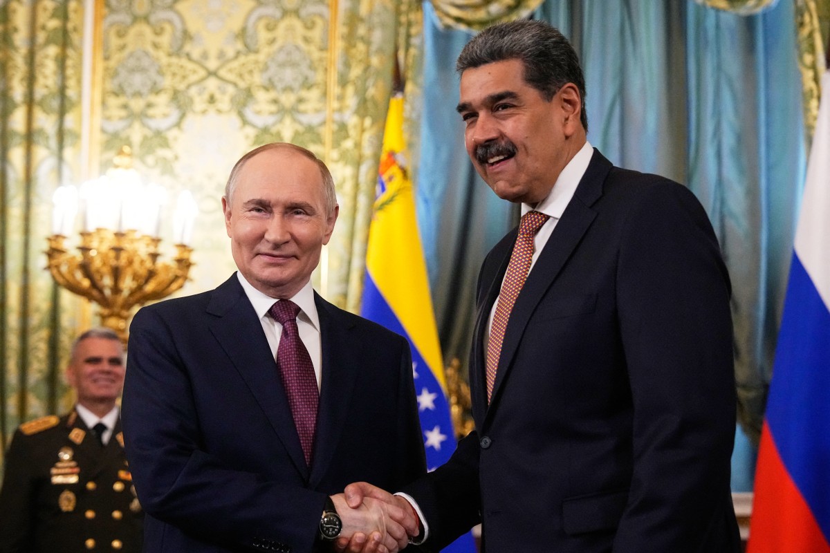 O presidente russo Vladimir Putin se reúne com o presidente venezuelano Nicolás Maduro no Kremlin, em Moscou, em 7 de maio de 2025.