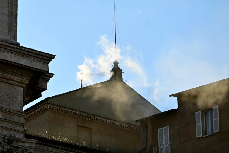 Fumaça branca e sinos na Basílica de São Pedro anunciam a eleição de novo papa
