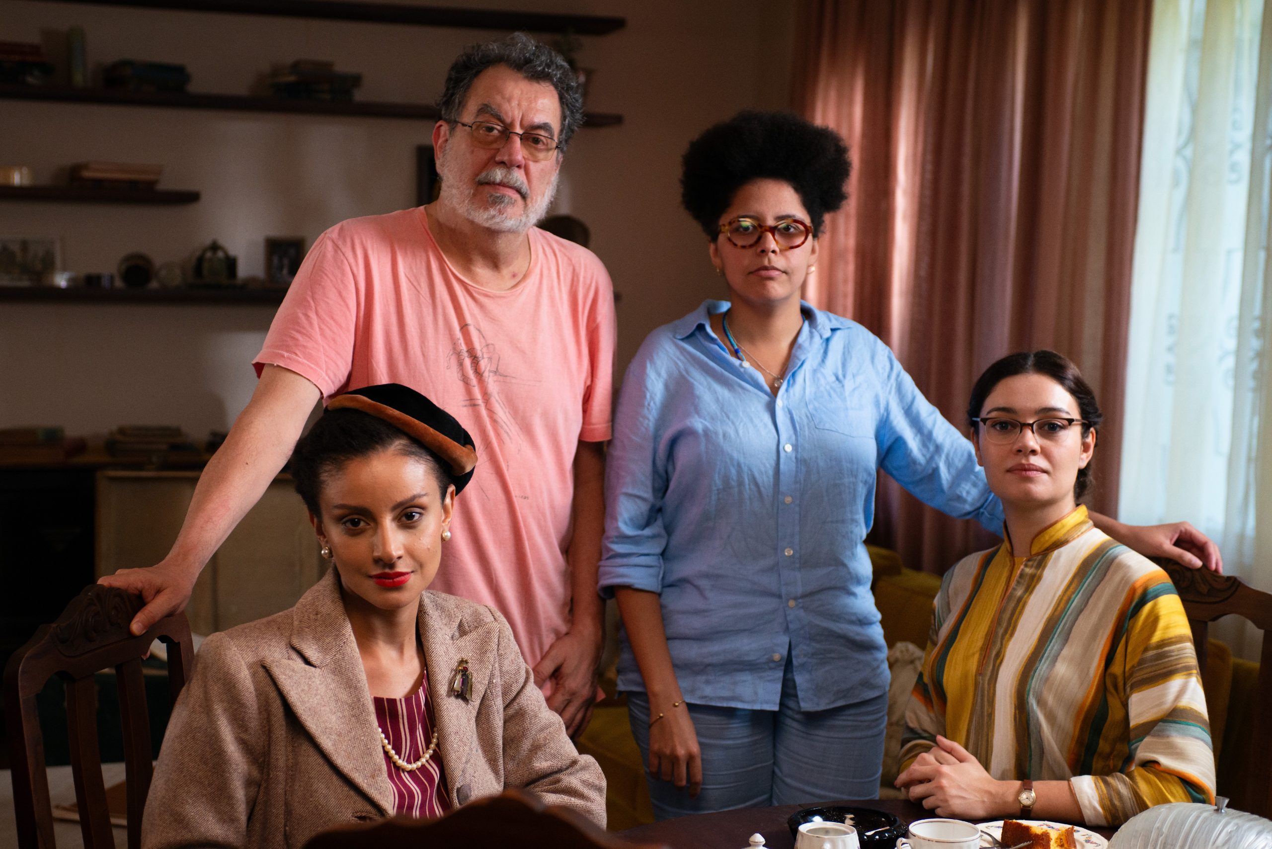 De pé, ao lado do cineasta Jorge Furtado, Yasmin Thayná, codiretora do longa Virginia e Adelaide, e as atrizes Gabriela Corrêa, à direita, e Sophie Charlotte, à esquerda