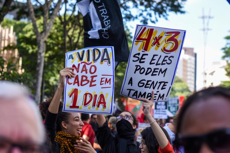 Crise de saúde mental no trabalho é fruto de naturalização do passado colonial, diz psicóloga 