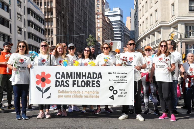 Caminhada das Flores reúne vozes da resistência um ano após a tragédia climática 