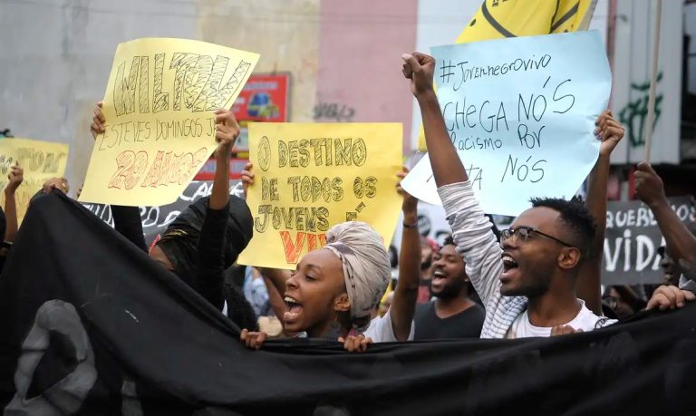 Abordagem truculenta da PM contra adolescentes negros no Rio motiva ato na Praça da Harmonia 
