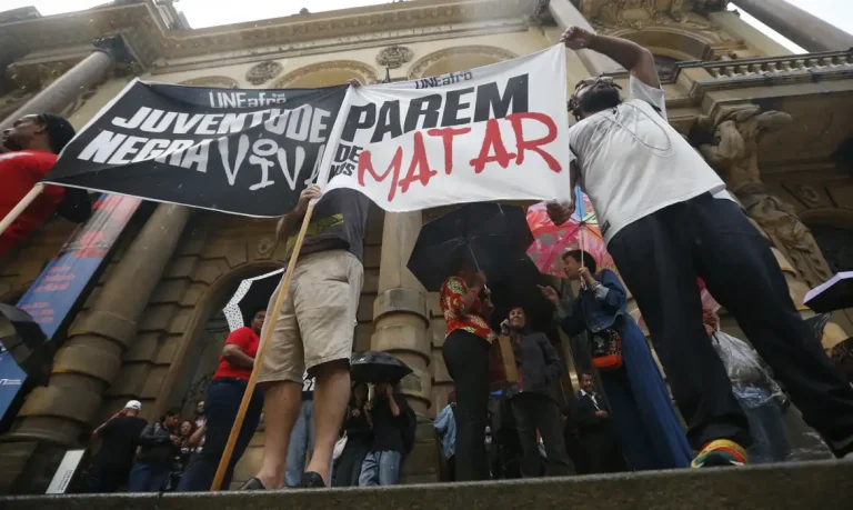 Risco de negro ser vítima de homicídio é 2,7 vezes maior no Brasil