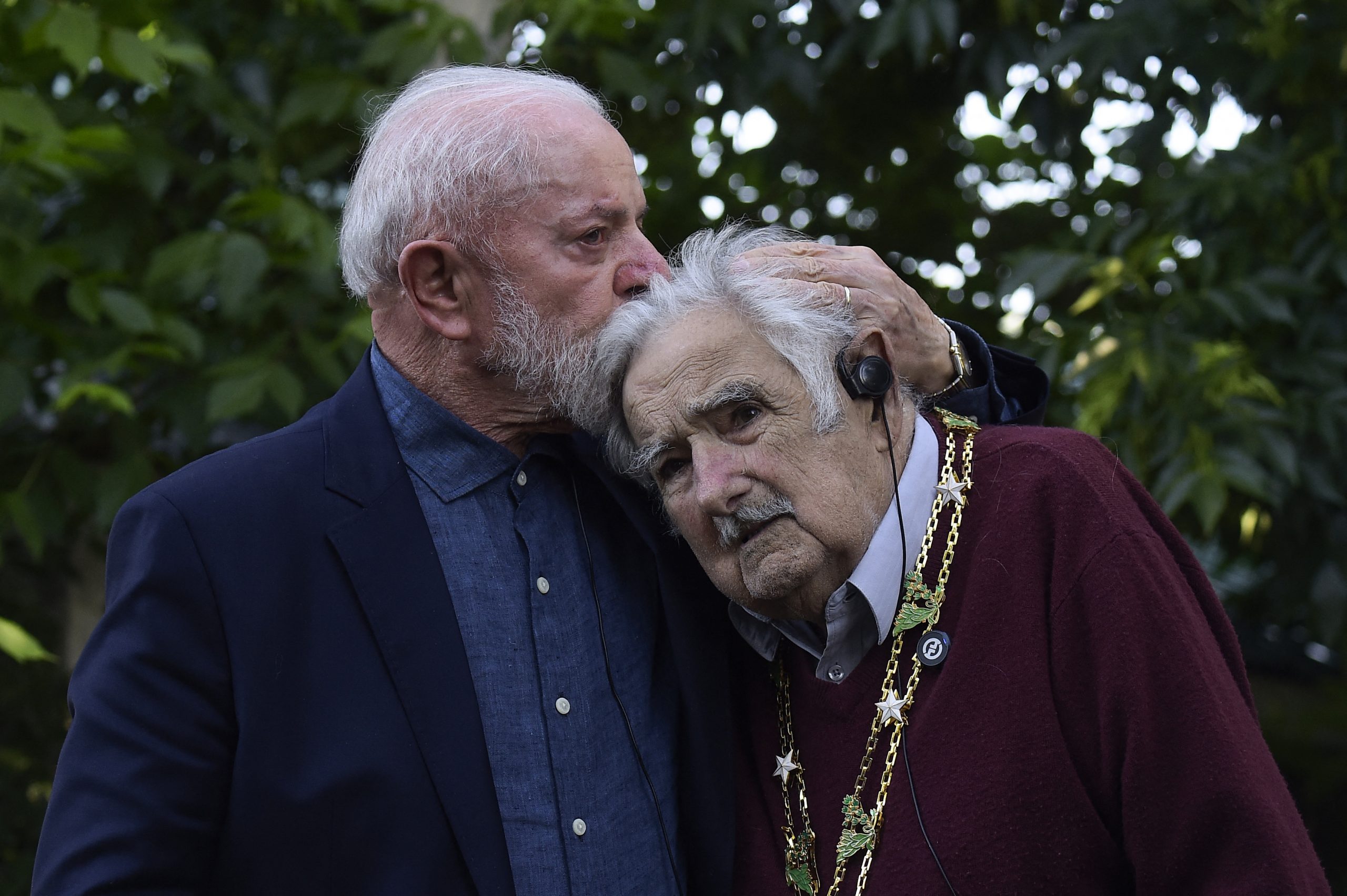 O presidente Lula beija o ex-presidente uruguaio Pepe Mujica, após condecorá-lo com a Ordem do Cruzeiro do Sul, em dezembro de 2024