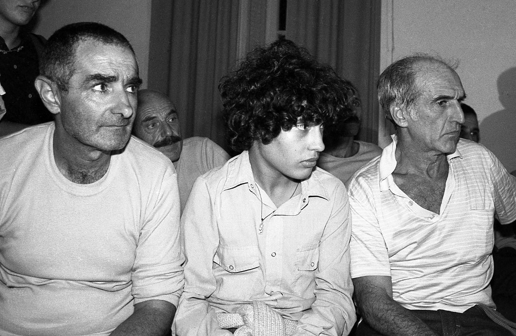 Antigos membros do Movimento de Libertação Nacional-Tupamaros José Mujica (esquerda) e Maurício Rossencoff (direita), ao lado de Adolfo Wassen Jr. em 14 de março de 1985, dia de sua libertação como prisioneiros políticos, em Motevidéu