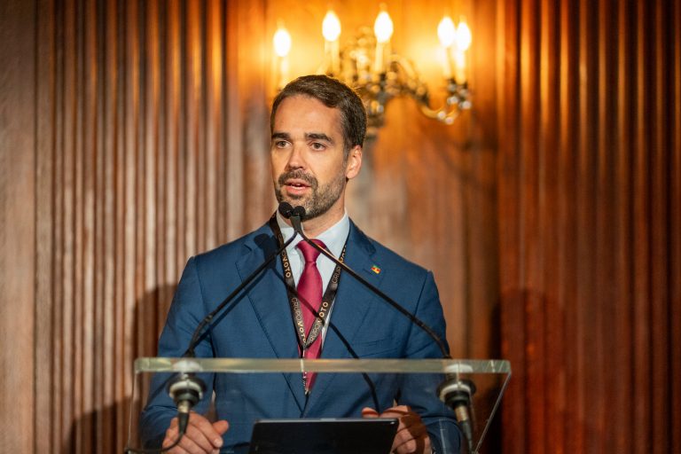 Eduardo Leite troca PSDB por PSD em busca de espaço extinto na nova direita, diz professora