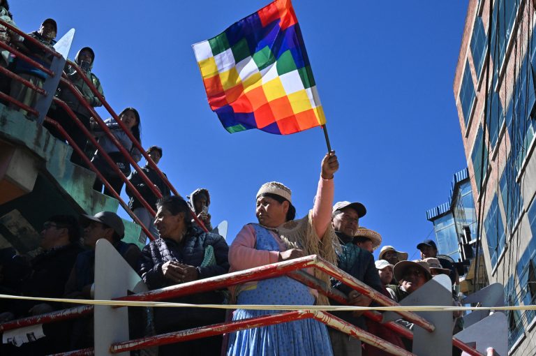Bolivianos marcham em apoio a candidatura de Evo para as eleições e são reprimidos pela polícia