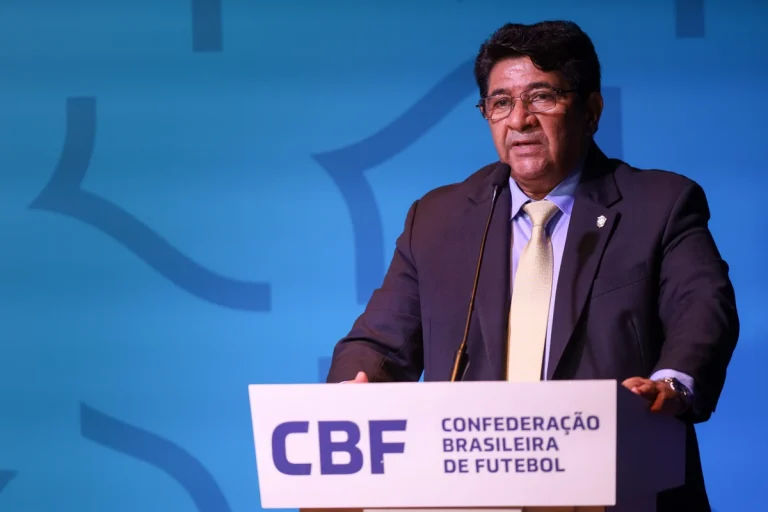 Com presidente afastado, CBF é quintal da FIFA e parece o Congresso Nacional, diz comentarista