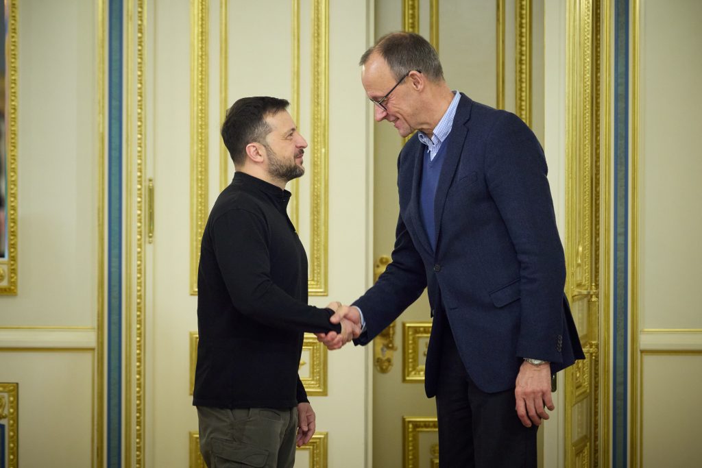 Volodymyr Zelenskyy e Friedrich Merz em discussão sobre assistência militar - 02/12/2024