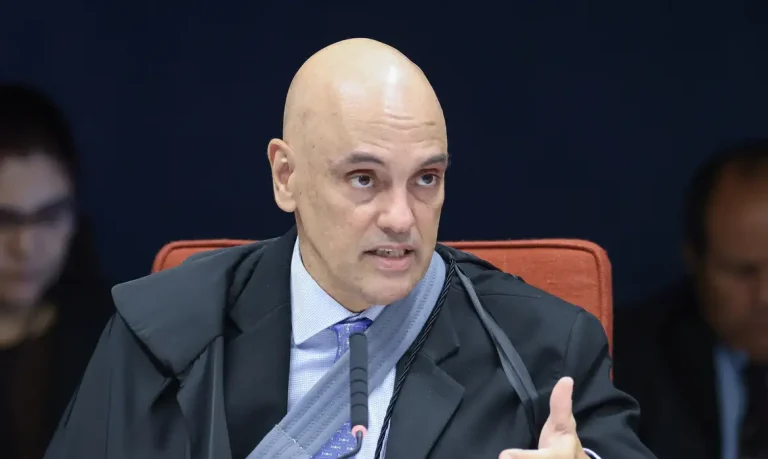 Eduardo aumentou 'condutas ilícitas' após tornozeleira em Bolsonaro, diz Moraes