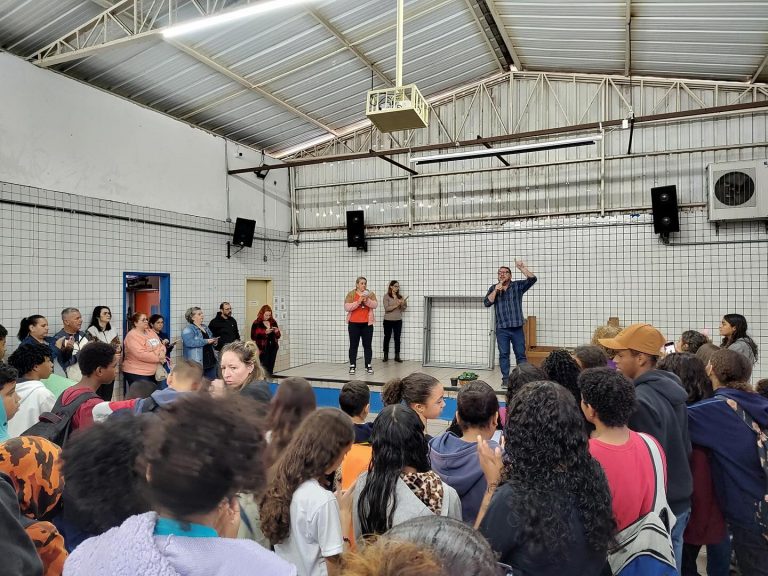 Comunidade protesta contra afastamento de diretor escolar em SP e cobra mais transparência