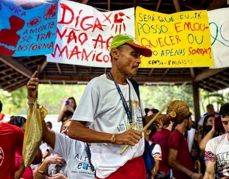 Pessoas em sofrimento psíquico realizam protesto no centro do Recife, nesta sexta-feira (30)