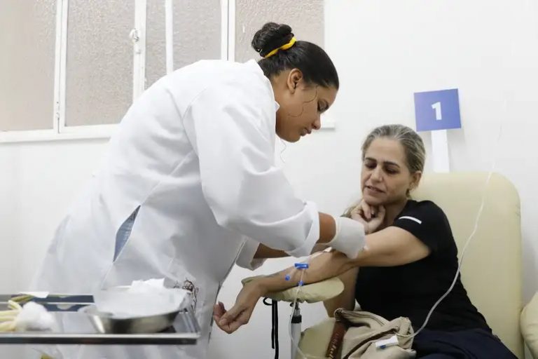 Como fazer a população brasileira buscar mais os serviços de saúde?