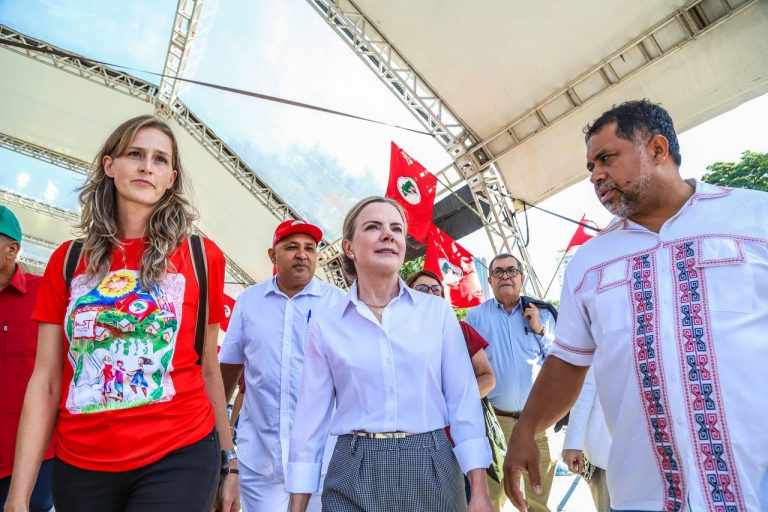Gleisi Hoffmann visita Feira do MST: ‘Não vamos ter desenvolvimento sem fazer reforma agrária’