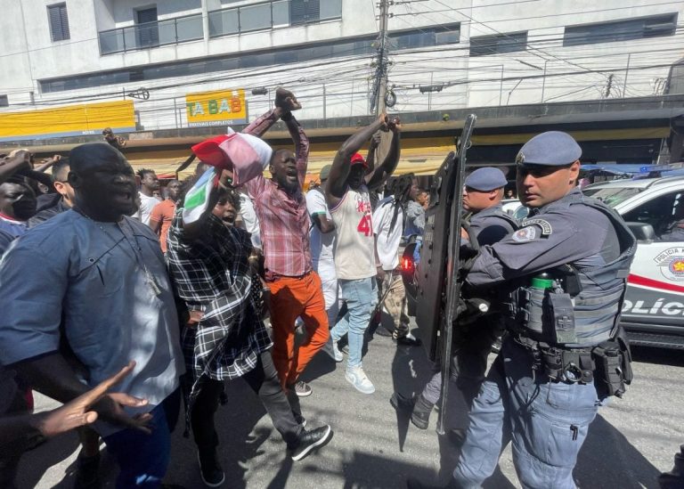 Ato nesta segunda lança campanha que pede fim da atuação da PM na repressão a ambulantes em SP