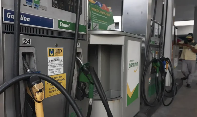 Petrobras reduz em 5,6% preço de gasolina para distribuidoras a partir de terça (3)