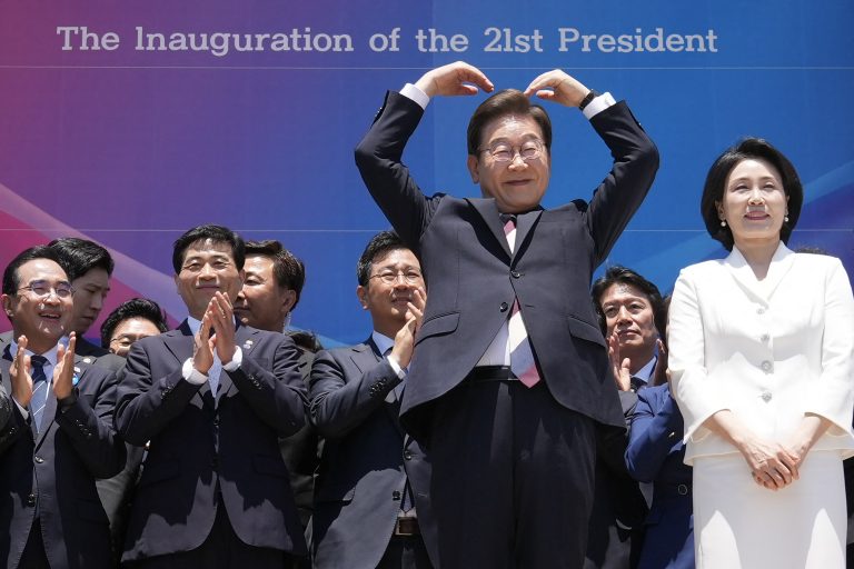 Sinal de coração e boa vontade: novo presidente sul-coreano quer diálogo com Coreia do Norte