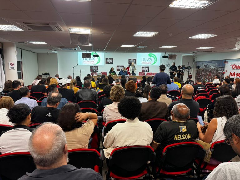 Ato em apoio à greve dos professores do DF denuncia falta de diálogo com o governo