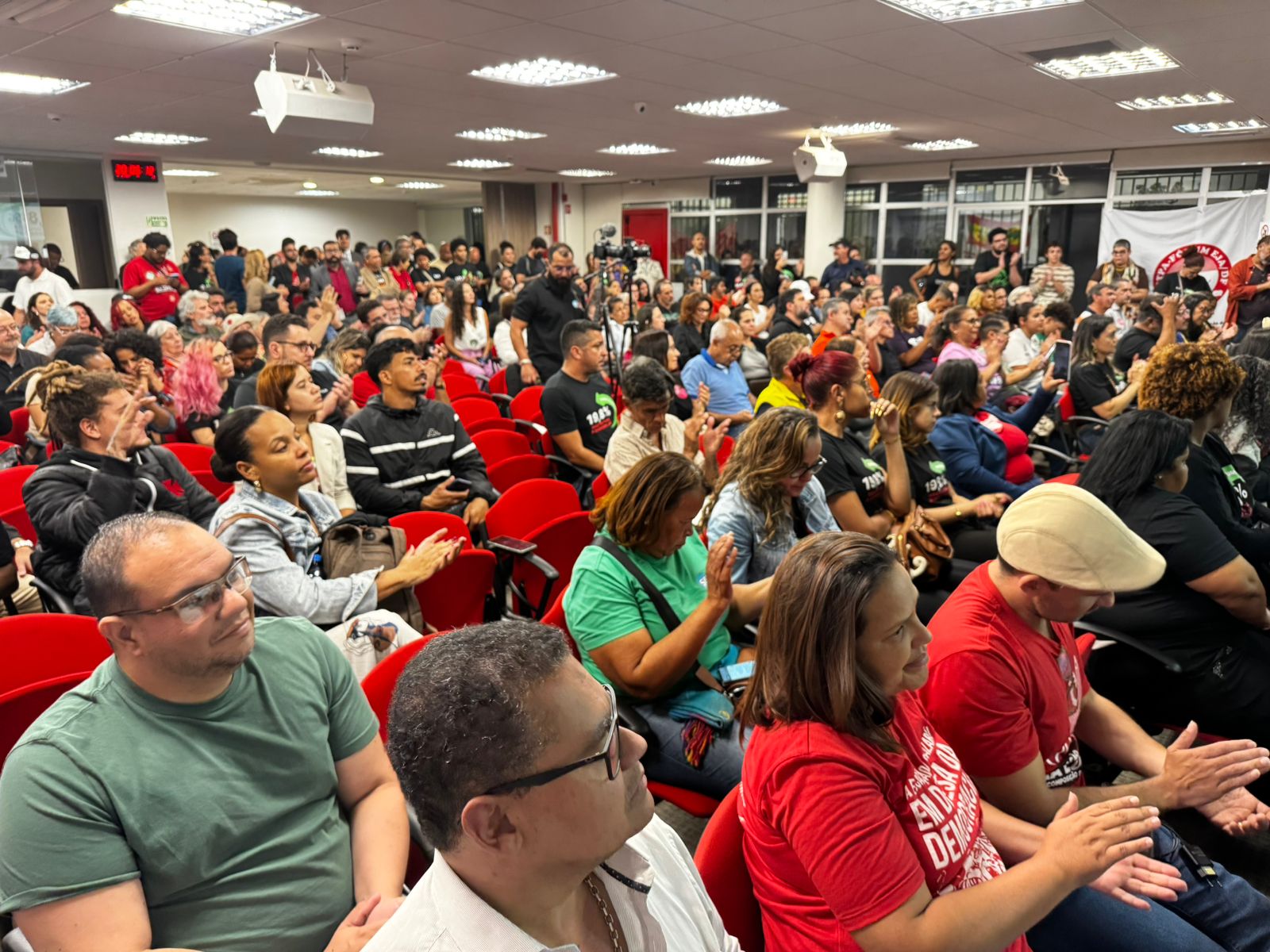 Trabalhadores e movimentos no auditório do Sinpro-DF