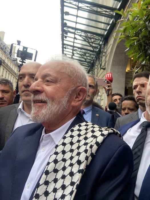 Lula chega a Paris e veste lenço palestino