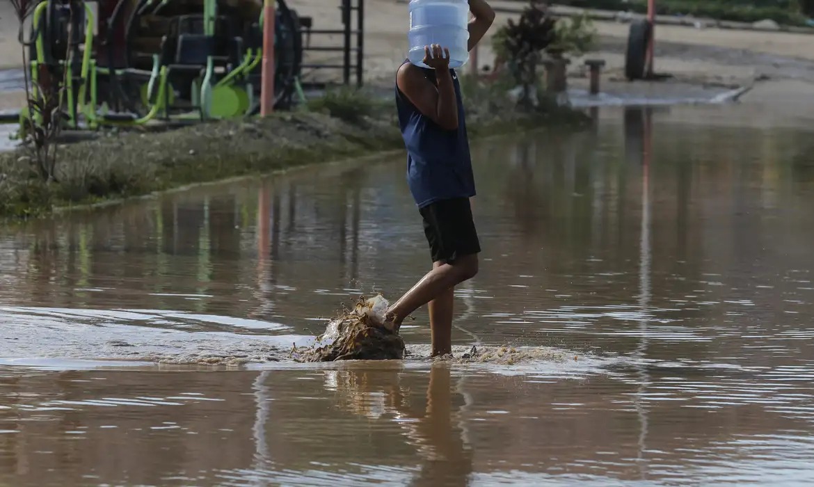 Precariedade do saneamento e acesso à água escancara racismo ambiental no RJ