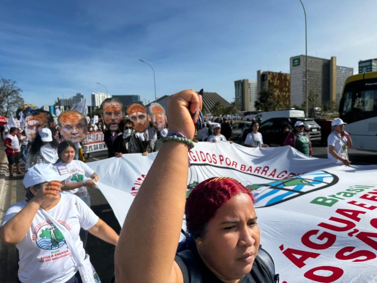 Mulheres atingidas por barragens marcham em Brasília contra PL da Devastação