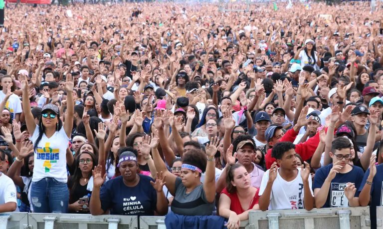 IBGE: crenças evangélica e de matriz africana crescem, mas religião católica ainda predomina