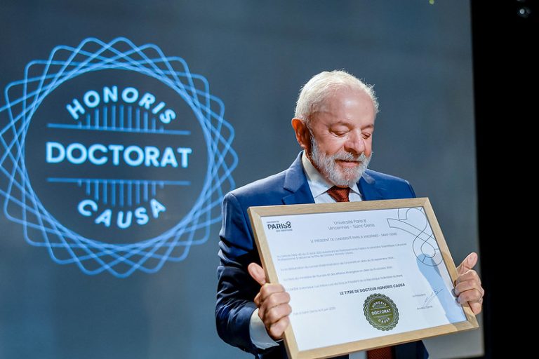 Lula recebe título de doutor 'honoris causa' em universidade 'herdeira de Maio de 68' na França