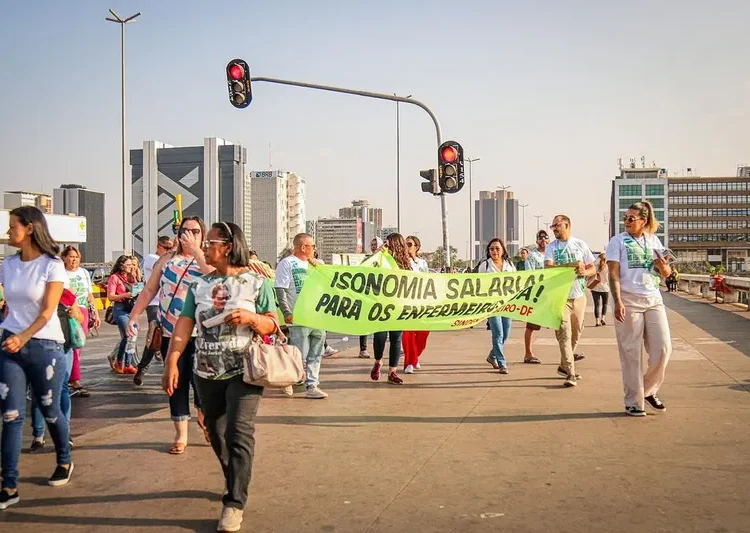 Enfermeiros do DF paralisam atividades por 12 horas